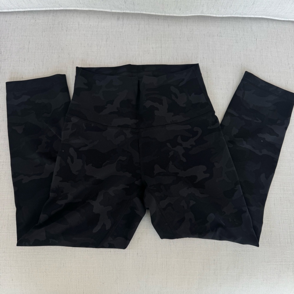 Lululemon Athletica Black Camo cropped Leggings